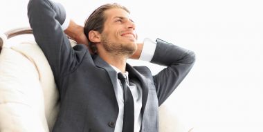 genç işadamı büyük rahat koltukta, meditasyon