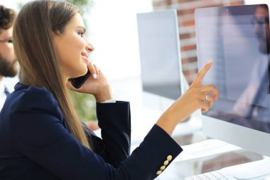 iş kadını bilgisayar verilerini tartışıyor