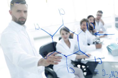 Camın arkasından. Laboratuarda blackboard yakın duran bir bilim adamı.