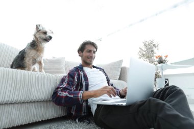 yakışıklı adam kanepede yakın katta oturan çay içiyor