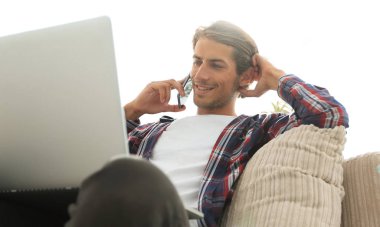 başarılı bir adam bir Smartphone-e doğru bahsediyoruz Close-Up