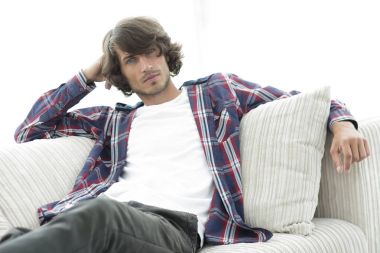 ciddi modern adam kanepede oturan