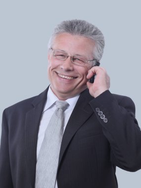 Gülümseyen izole üzerinde gri arka plan gri saçlı iş adamı.