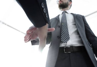 İki iş adamı el sıkışacak.