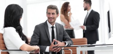 takımda şirket için çalışan iki işveren