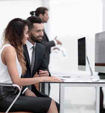 Takım arkadaşları birlikte bir ofiste çalışan.