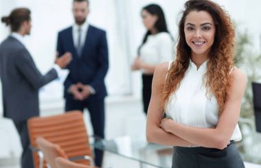 İş dünyasının arka planında güzel bir kadın..