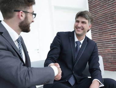 Toplantıdan önce iş arkadaşlarının el sıkışması