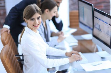 Masada oturan genç bir çalışan.