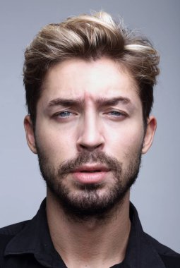 düşünceli işadamı çenesinin altından elini tutarak