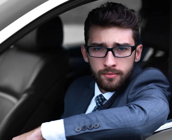 Üzletember ruha a luxus autó vezetés. — Stock Fotó