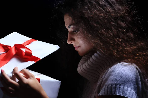 Felice bella giovane donna con scatola regalo sfondo isolato — Foto Stock