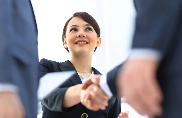 Gros plan de femme d'affaires serrant la main de son partenaire d'affaires . — Photo