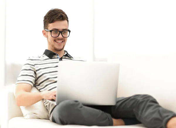 Beau homme travaillant à la maison — Photo