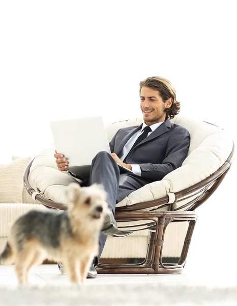 Moderní podnikatel s notebookem sedět v obývacím pokoji. — Stock fotografie