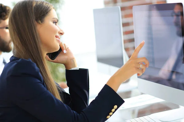 Zakenvrouw bespreekt computer gegevens — Stockfoto