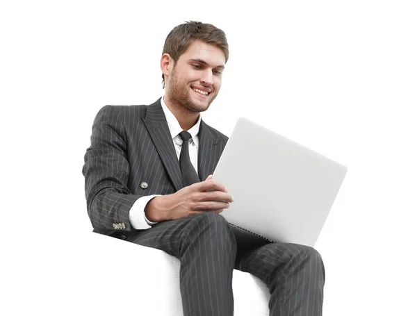 Przystojny młody biznes człowiek siedzi na krześle nowoczesne białe — Zdjęcie stockowe