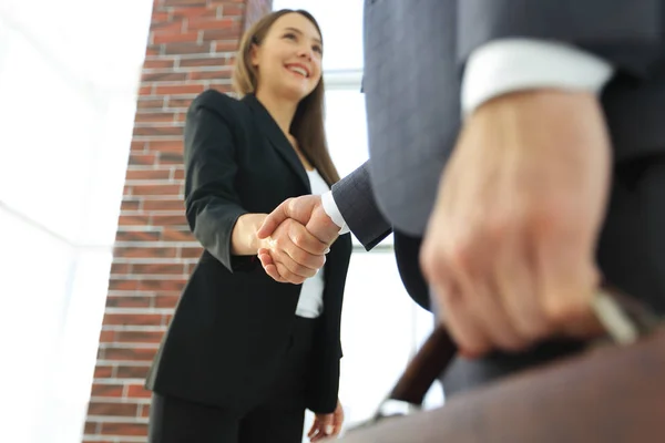 Primer plano del hombre de negocios y la mujer de negocios estrechando la mano — Foto de Stock