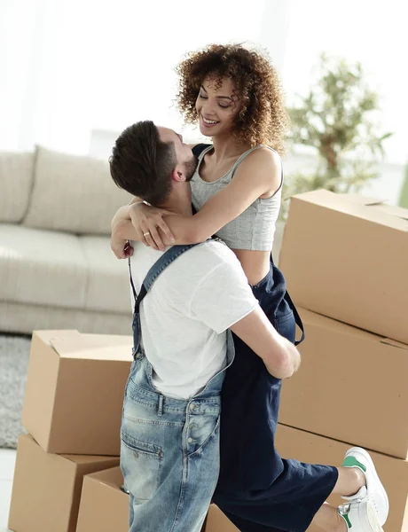 Retrato de una joven pareja mudándose a un nuevo hogar — Foto de Stock