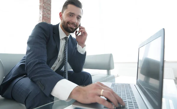 Affärsman som lösa affärsproblem med en kollega genom en modern telefon — Stockfoto
