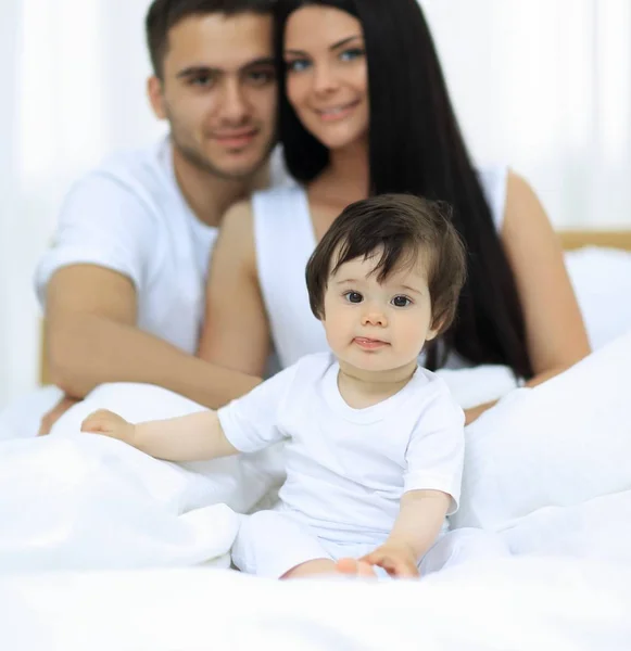 집에서 침대에 앉아 즐거운 가족의 초상화 — 스톡 사진
