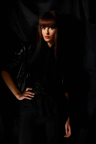 Atraktivní moderní mladá žena v černé kožené bundě — Stock fotografie