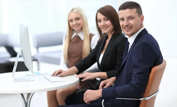 Close-up de pessoas de negócios sentadas em uma reunião na sala de conferências . — Fotografia de Stock