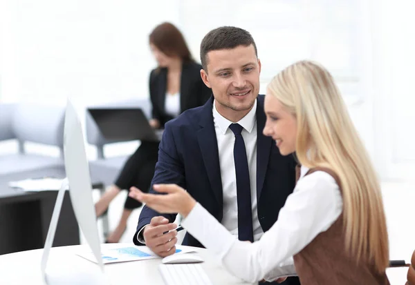 Gerente hablando con un colega en el lugar de trabajo — Foto de Stock