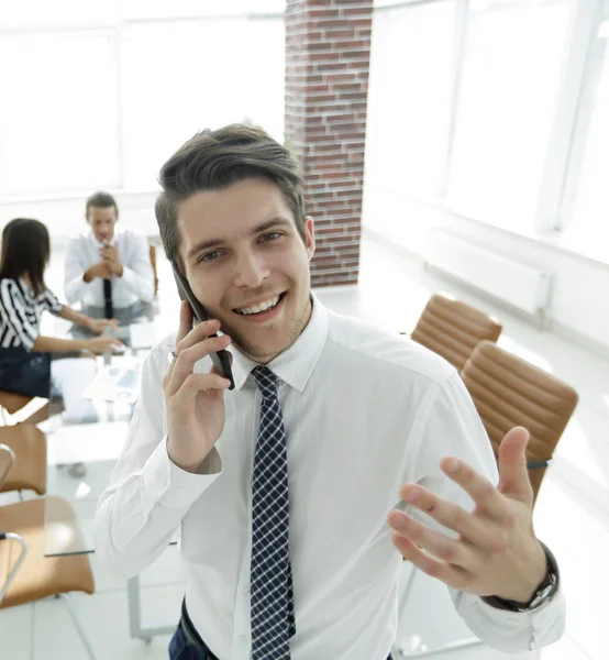 Closeup.Businessman μιλάμε για το smartphone — Φωτογραφία Αρχείου