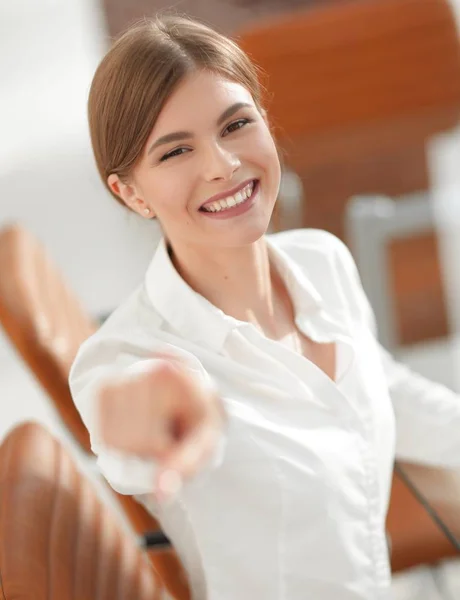 Nahaufnahme Porträt einer jungen Geschäftsfrau am Arbeitsplatz — Stockfoto