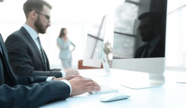 Bilgisayarlarda çalışan işçilerin