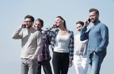 Akıllı telefonları olan bir grup genç.