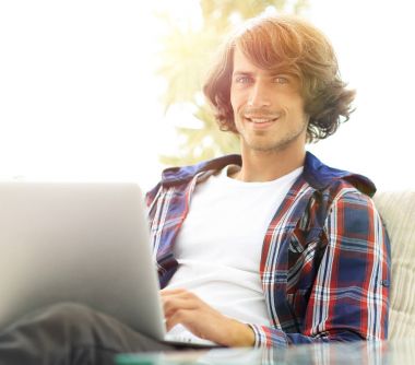 ciddi adam çalışma oturma yakınındaki masaüstüne.