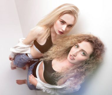 En baştan görüntüleyin. iki modern kız kameraya arıyorum