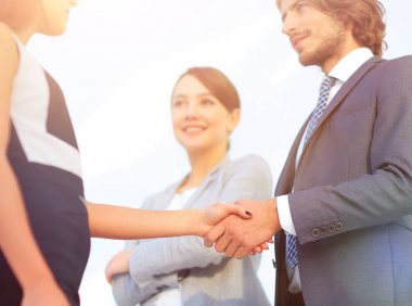 İş adamları geniş pencereli odaya karşı el sıkışıyor