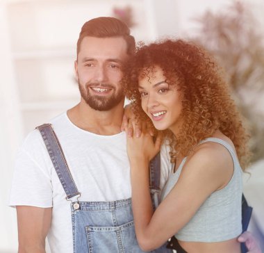 Yeni bir evde duran mutlu genç insanlar