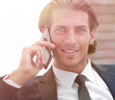 İş adamı akıllı telefondan konuşuyor..