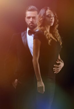 kucakladı zarif çift tutan eller ve kameraya bak