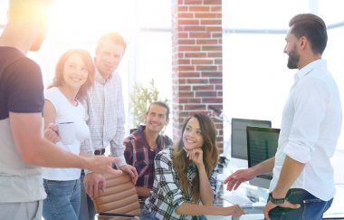 takım genç çalışanların tartışıyor