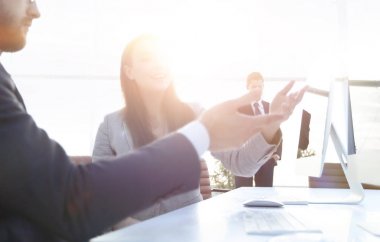 Meslektaşlar bilgisayardan bilgi tartışıyorlar