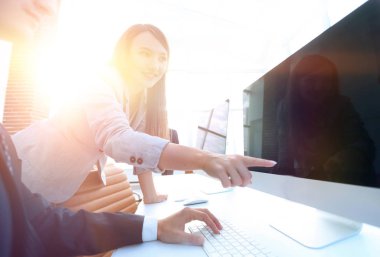 Tatmin olmuş kız boş bir ekranı işaret ediyor.