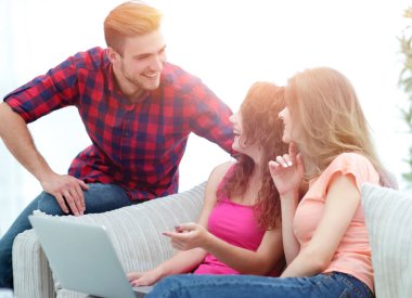 söz, kanepede oturan öğrencilerin grup.