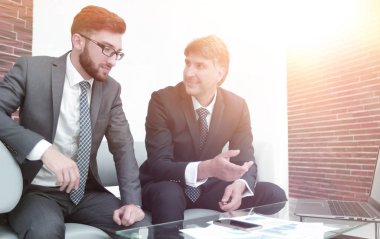 İki işadamı mali belgeleri tartışıyor