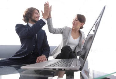 açık ofis arka üstünde laptop