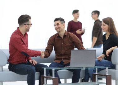 yaratıcı iş ekibi bir müşteri ile çalışıyor