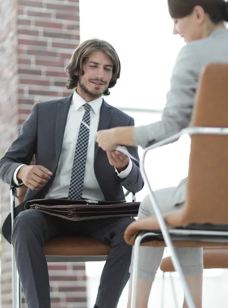 En avslappnad konversation med en man och en kvinna på kontoret — Stockfoto