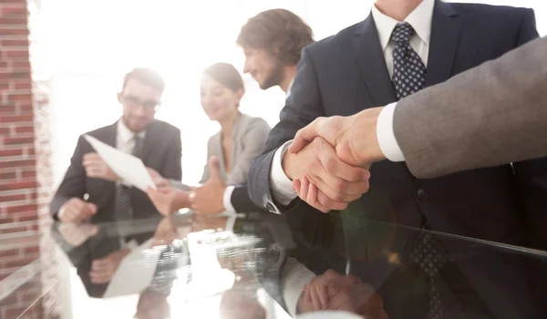 Handslag för affärspartners i konferensrum — Stockfoto