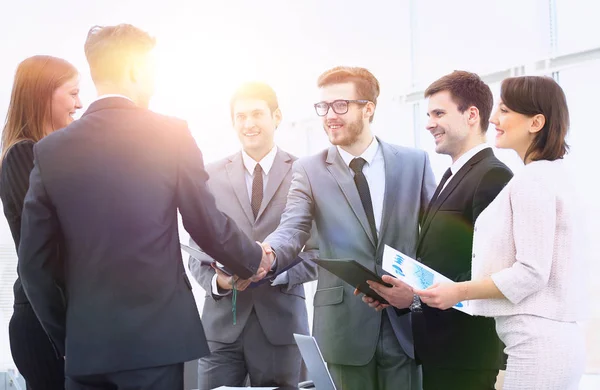 Begrüßung und Handschlag der Geschäftspartner beim Briefing — Stockfoto