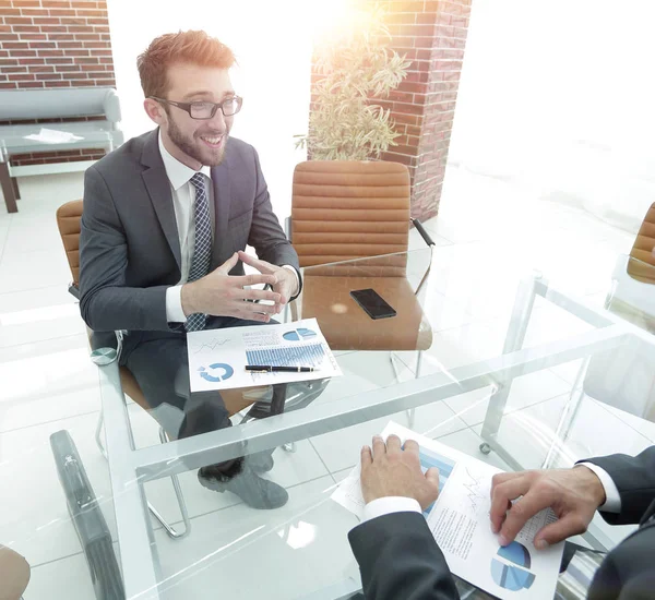 Socios comerciales están discutiendo un gráfico financiero —  Fotos de Stock