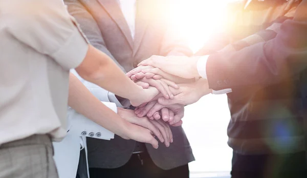 Colegas de negocios con sus manos apiladas juntas — Foto de Stock